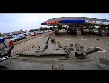 Βίντεο: Πηγαίνοντας για βενζίνη με ένα... άρμα μάχης